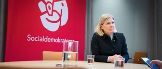 Magdalena Andersson (S) visar var mittlinjen går