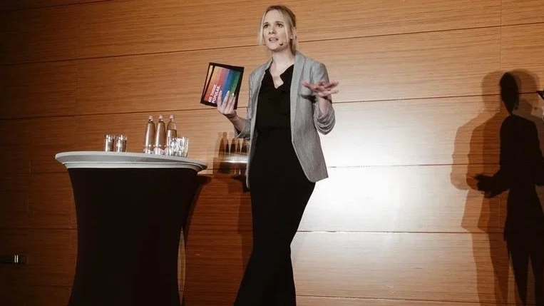 "Nerverna var på helspänn, men det var bara att köra. Det kändes absurt att erfarna programledare som Gry Forsell satt och tittade på lilla mig när jag ”lekte” hennes yrkesroll. Men jag gjorde det", skriver krönikören Amanda Strömqvist.