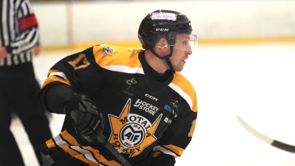 Motala AIF och Marcus Schelin börjar division 2-kvalet hemma på söndag mot Lerum. Efter omlottning står det klart att Maif slipper möta storfavoriten Vita Hästen.
