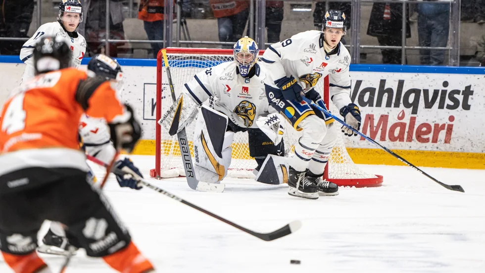 Visby Roma pressade Karlskrona hela vägen och först i slutminuten av match 5 punkterade det tidigare SHL-laget matchen.