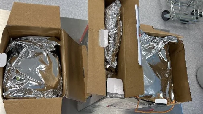 Tre förpackningar med narkotika låg i paketet från Nederländerna. Nu åtalas adressaten, en man i Uppsala. 