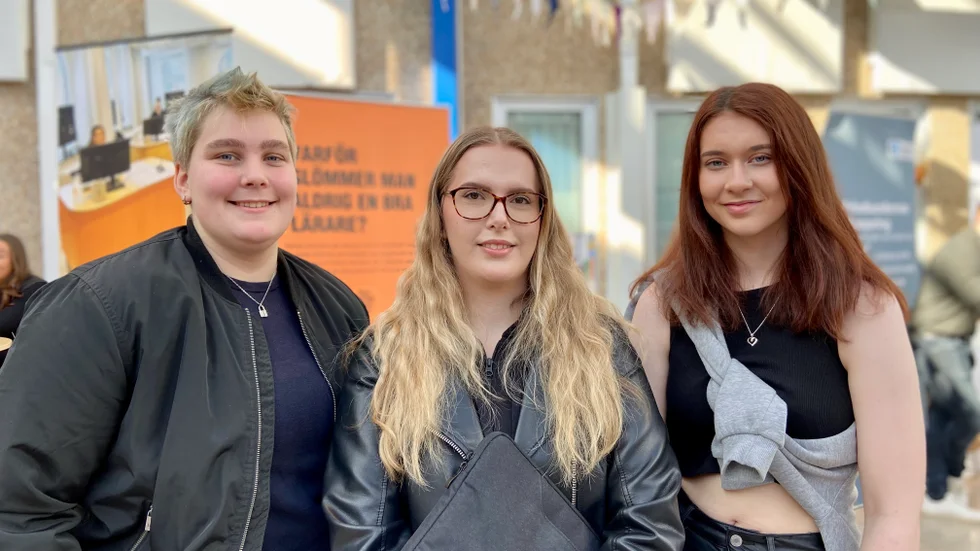 Matilda Lövgren, Desiré Gunnarsson och Enya Bakke uppskattar att kommunen arrangerar studie- och yrkesmässa. "Då ser man vad som finns", säger Desiré.
