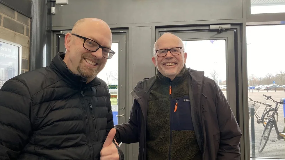 Hans Winzell och Göran Önnegren var först i kön i morse för att köpa slutspelsbiljetter. 