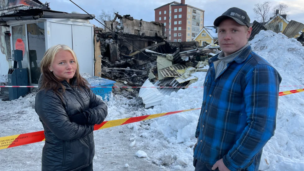 Syskonen och butiksägarna Sofie Kauppi och Robert Kauppi, på plats för att se hur det ser ut dagen efter branden.