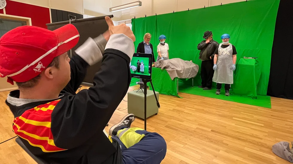 Markus Lehtosaari ger tummen upp för tagning. De använde sig flitigt av greenscreen för att göra de mer komplicerade scenerna. Här ser vi en obduktion som utspelar sig i sjukhusmiljö. 