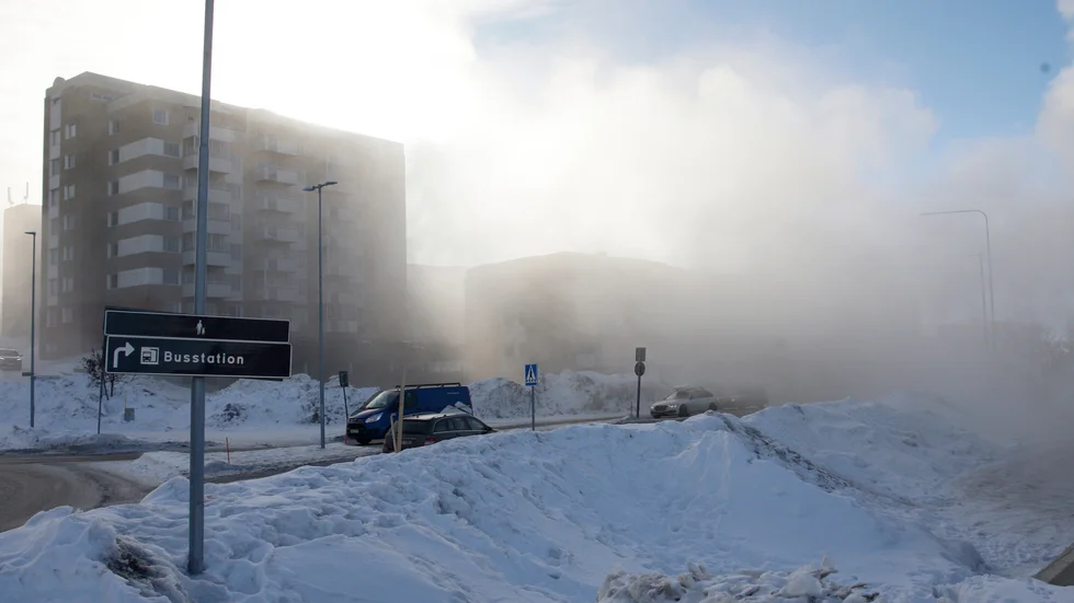 Brandröken sprids in mot gamla centrum. Kiruna kommun meddelade att simhallen och sporthallen påverkats av röken och verksamheterna stängdes för dagen.