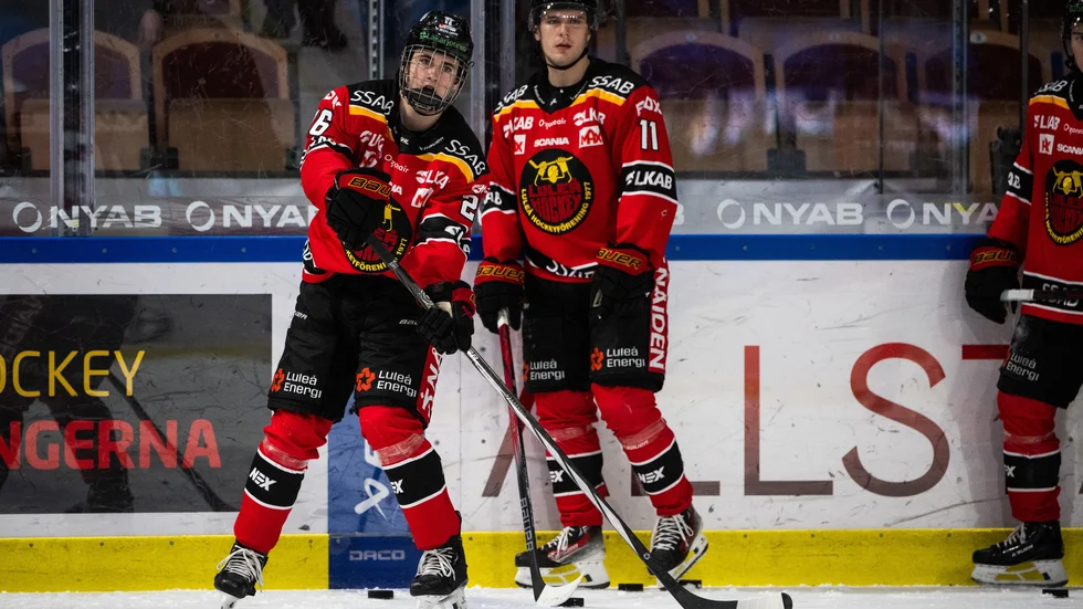 Oliwer Sjöström, 16 år, fick göra hemmadebut i SHL mot Frölunda. "Nervöst" erkänner han efter matchen.