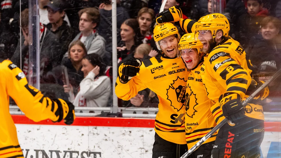 Glädjen. Petter Granberg jublar tillsammans med Anton Heikkinen och Oscar Lindberg.