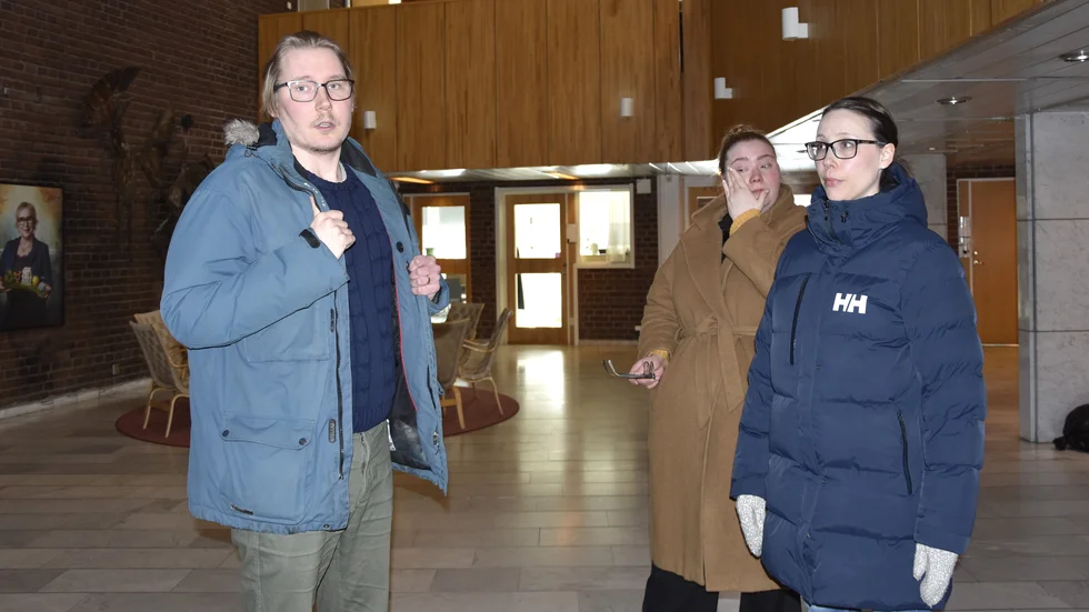 Besvikna föräldrar kort efter beslutet. Jari Leskinen, Julia Westman och Nina Björnfot.
