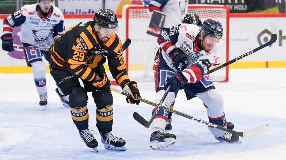 240324 Skellefteås Dylan Sikura och Linköpings Arvid Aronsson under kvartsfinal två i SHL mellan Skellefteå och Linköping den 24 mars 2024 i Skellefteå. 
Foto: Ola Westerberg / BILDBYRÅN / COP 117 / OW0154
