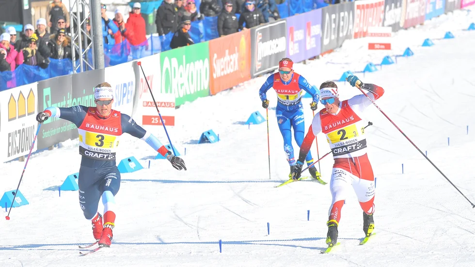 Johan Häggström, Piteå Elit, trycker foten över mållinjen och kör hem guldet till klubben i herrstafetten.