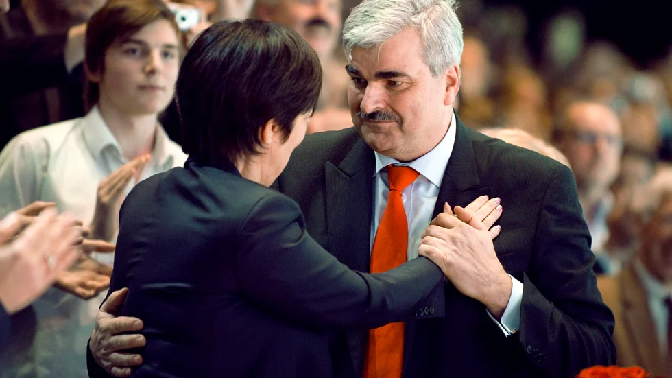 Socialdemokraterna har inte gått en rak linje under sin långa existens. Här en bild från 2011 då den avgående partiledaren Mona Sahlin lämnade över till den  nya partiledaren  Håkan Juholt som ett knappt år senare skulle lämna över till Stefan Löfven. 