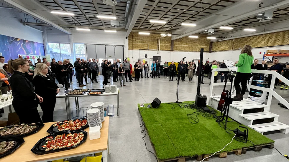 Många ville ta en titt på Additivt Teknikcenters nya lokaler, där det bjöds på snittar, bubbel, musik och tal.