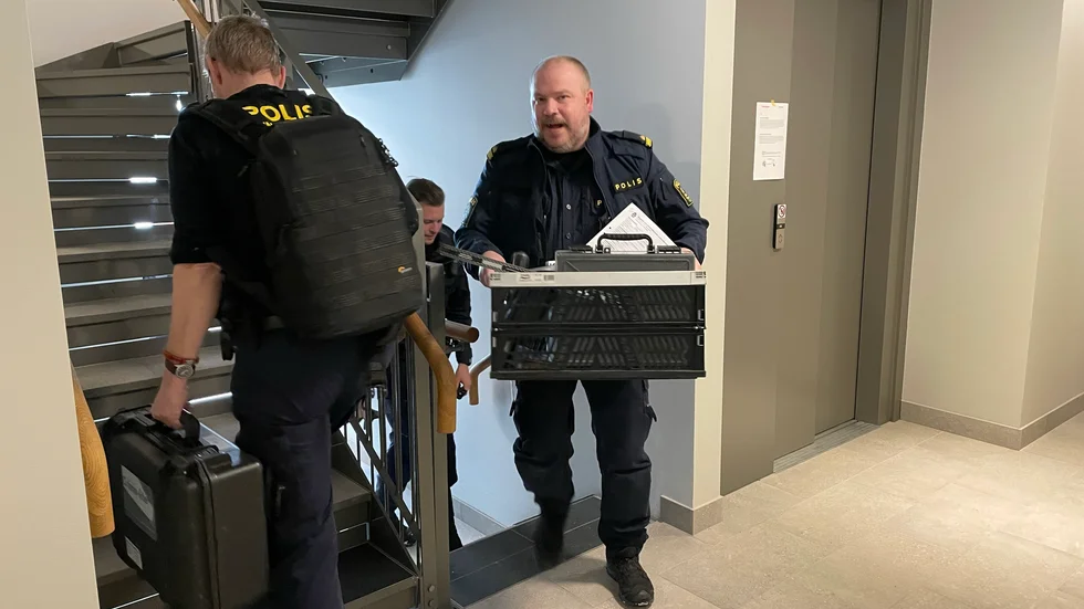 Tekniker har anlänt till den misstänka brottsplatsen.