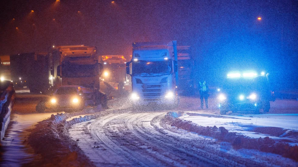Många lastbilar fastnade och orsakade proppar i trafiken.