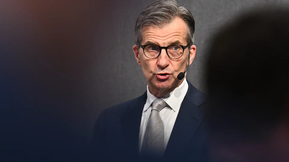 Riksbankschef Erik Thedéen presenterar oförändrad styrränta under dagens pressträff på Riksbanken men ser att räntan sänks tre gånger framöver.