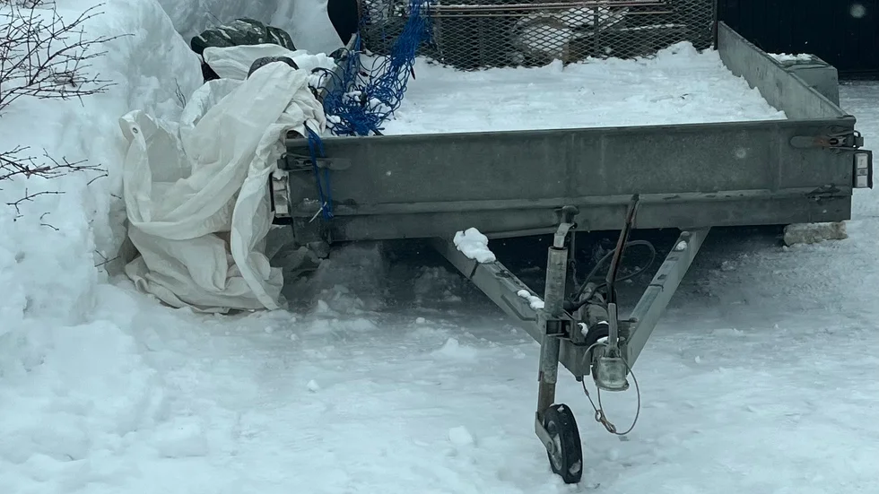 Polisen beslagtog gods från bland annat ett släp.