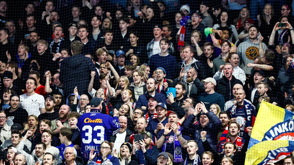 Mycket folk på plats i Saab arena.