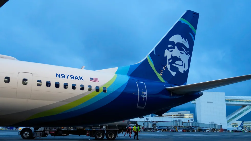 Ett Alaska Airlines-plan av samma modell som tappade en sidopanel mitt under en flygning. Arkivbild.