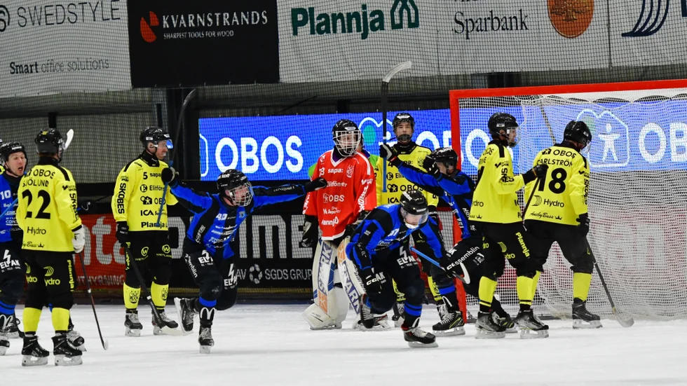 Alexander Härndahl skriker ut sin glädje efter sitt mål i slutminuterna, som betydde Siriusseger mot Vetlanda.