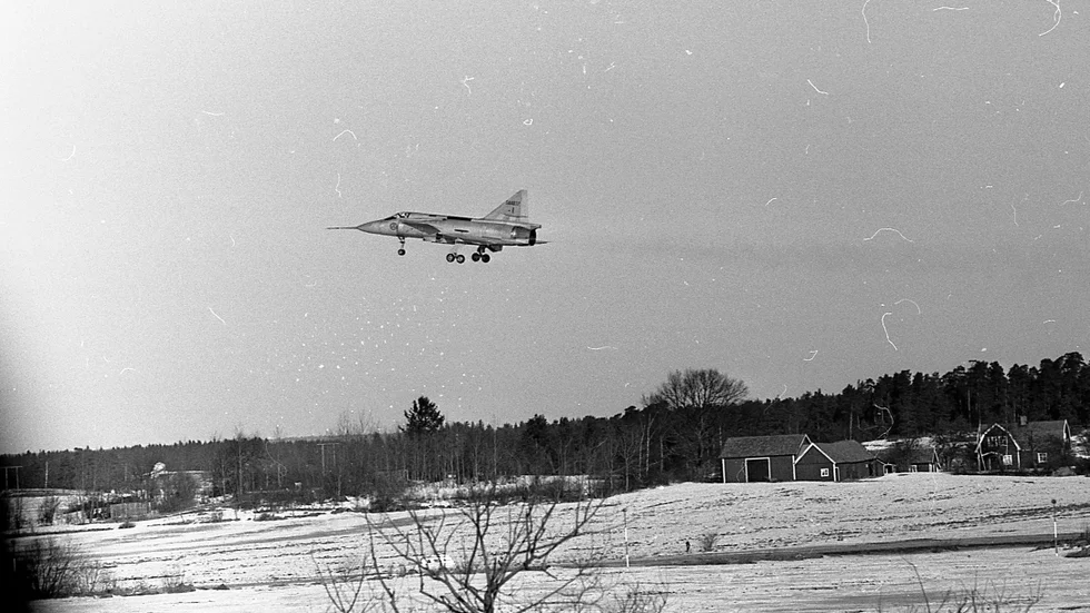 I februari 1967 lyfte det första Viggenplanet från Saabs flygfält. Provflygaren Erik Dahlström sa att Viggen var lättfluget och motsvarade alla högt ställda förväntningar. 1968 godkände regeringen inköpet av 175 Viggenplan. Foto från den 8 februari 1967.