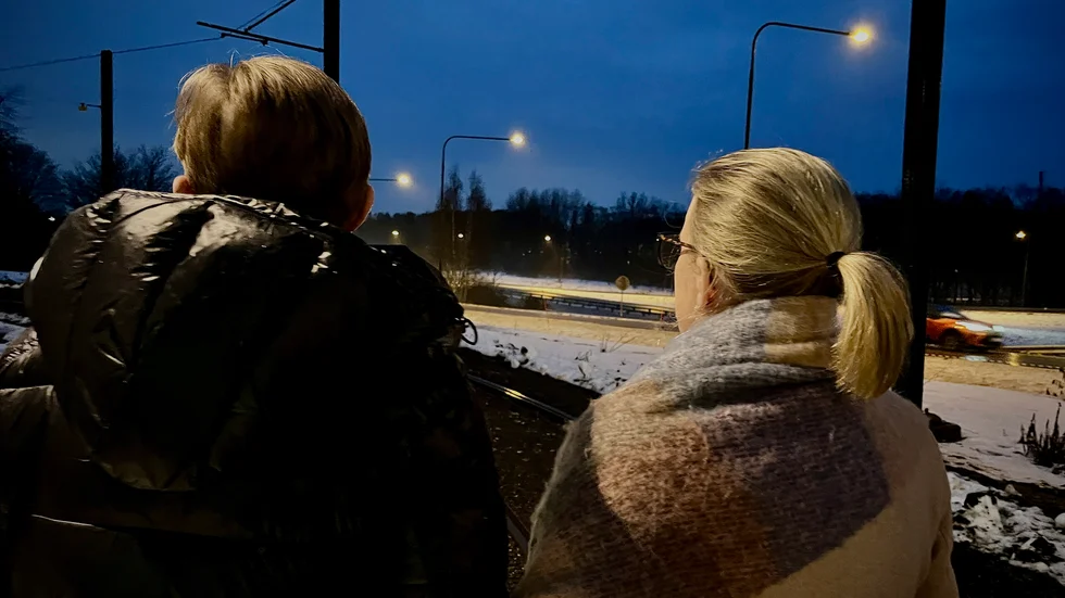 "Som förälder är man orolig då ungdomarna åker a-traktor på E22, men Anton brukar inte göra det så ofta. Efter olyckan har vi i familjen pratat mycket om det som hände och vad som skulle kunna ha hänt" säger mamma Lisa Bergendahl då hon och Anton tittar vid olycksplatsen på E22.