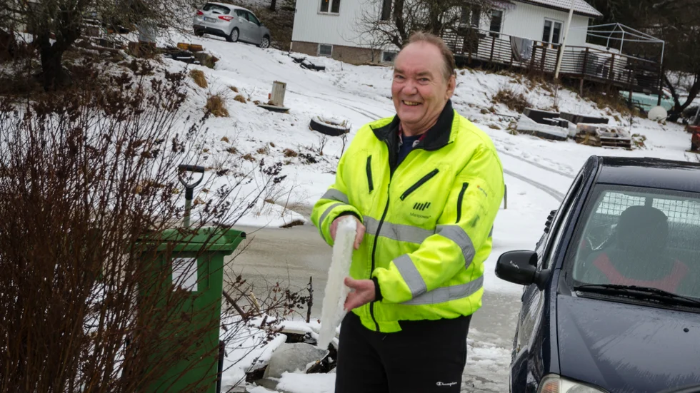 Under måndagsmorgonen fick Thord Sjögren börja med att hacka fram den lilla vägen han har från sitt hus till den översvämmade landsvägen.