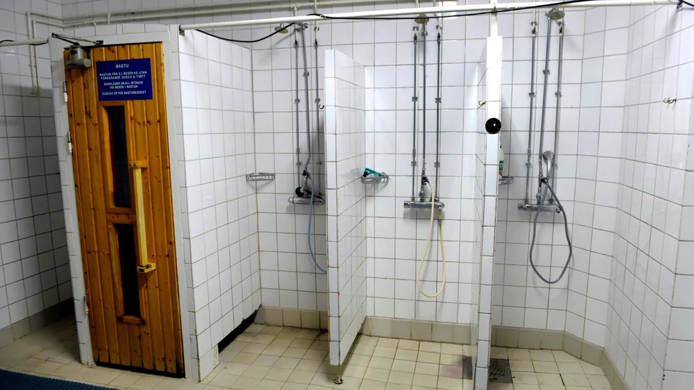 Vid flera tillfällen hade Finspångsbon på sig spionglasögon och filmade nakna barn på olika badhus.