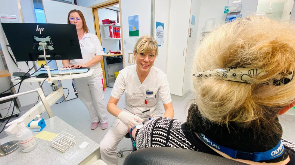"Jätteroligt att patienterna ger oss så fint betyg, och är nöjda med bemötande och tillgänglighet", säger delar av vårdcentralen Skiftinges labbpersonal, Liselott Wisén  och Anne-Charlotte Bergqvist (stående). Vårdcentralerna i Eskilstuna får överlag höga betyg i tillgänglighet