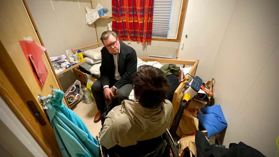 Magnus Johansson (S) finner inga ord när han får kliva in i Mia Heinonens rum på akutboendet där kommunen har placerat henne.