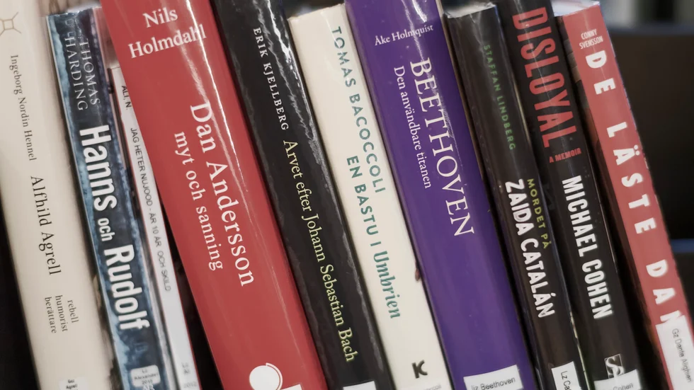 En kvinna i 80-årsåldern portas från biblioteket i Vetlanda. Arkivbild