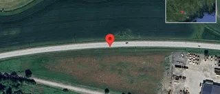 Personbil i singelolycka på väg 800