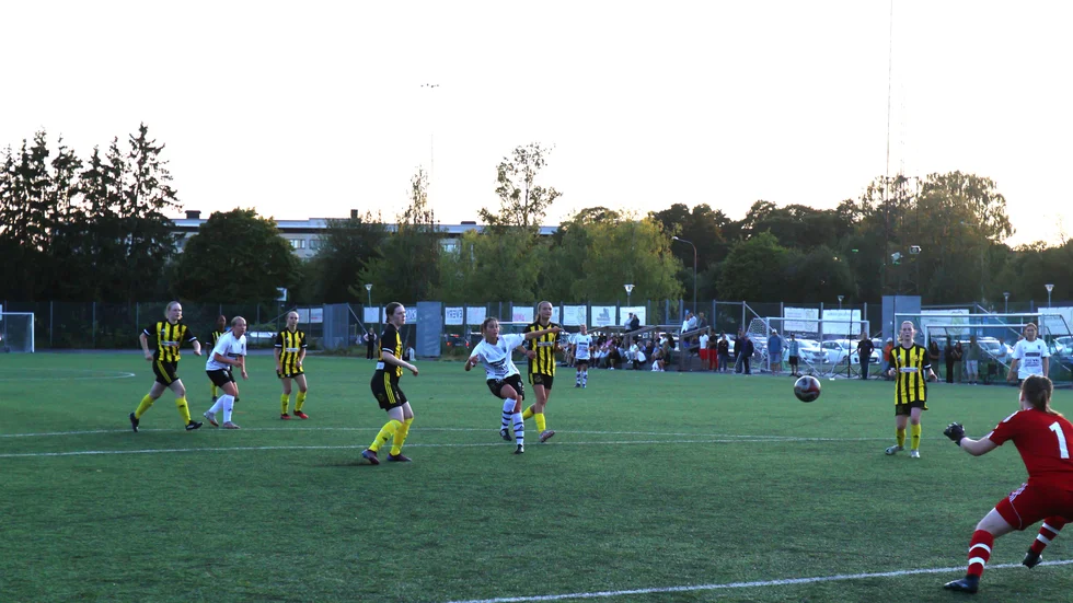 Olivia Lindgren placerar in 4-0 till Sirius. Segern betyder att laget befäster serieledningen i damernas division 4.