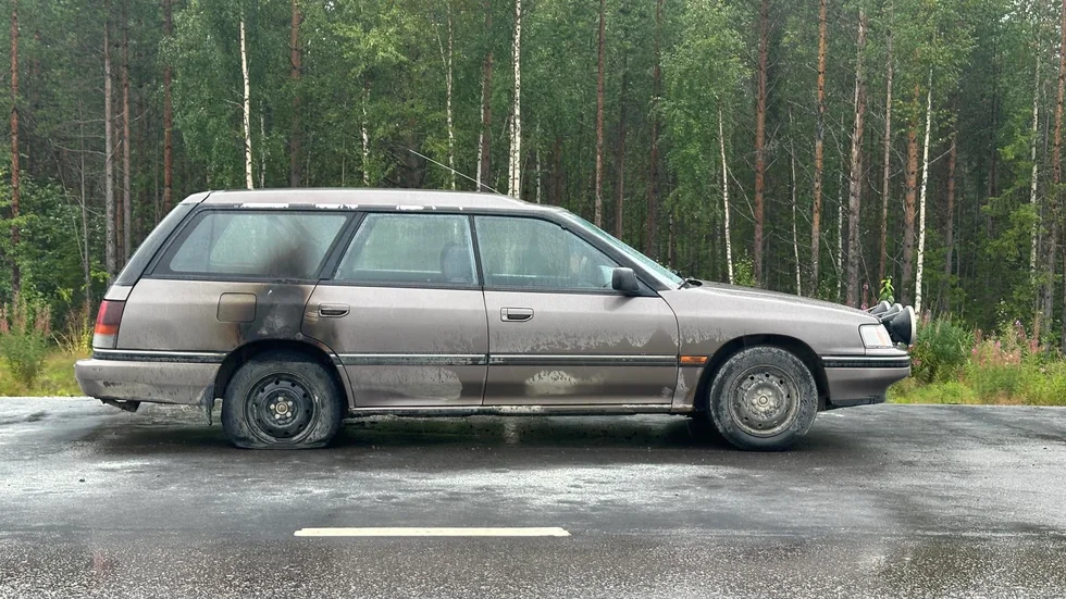 Bilen ska ha fattat eld under färd.