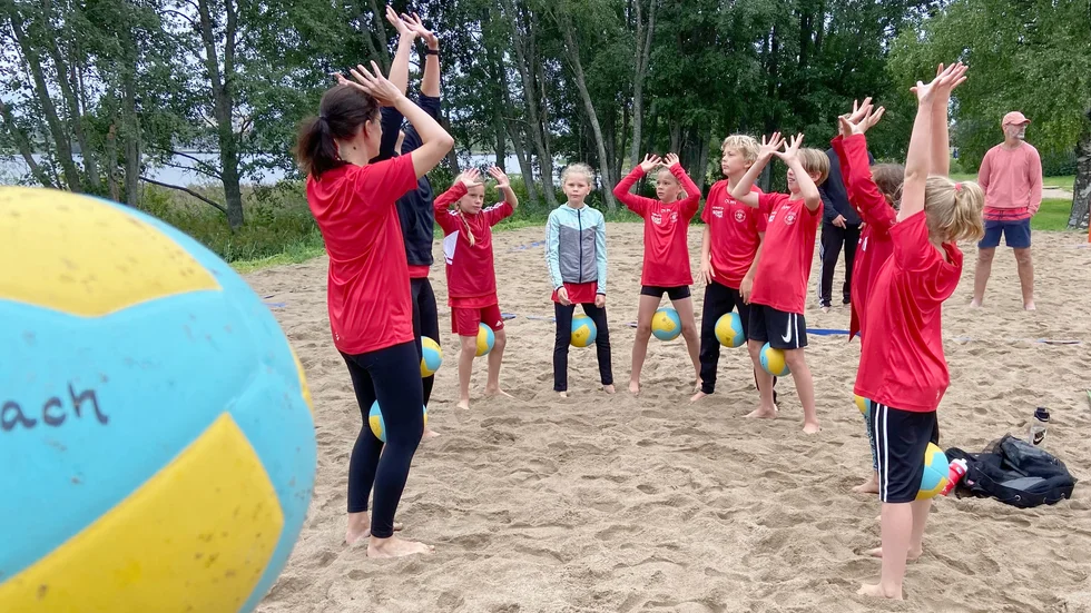 Under tre dagar har barn i olika åldrar fått prova på beachvolleyboll på Norrstrands nyrenoverade planer.