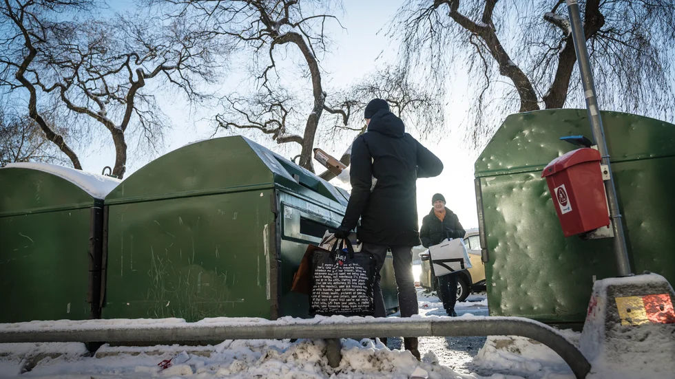 Återvinna. Många svenskar tar väl hand om sitt avfall och sopsorterar.
