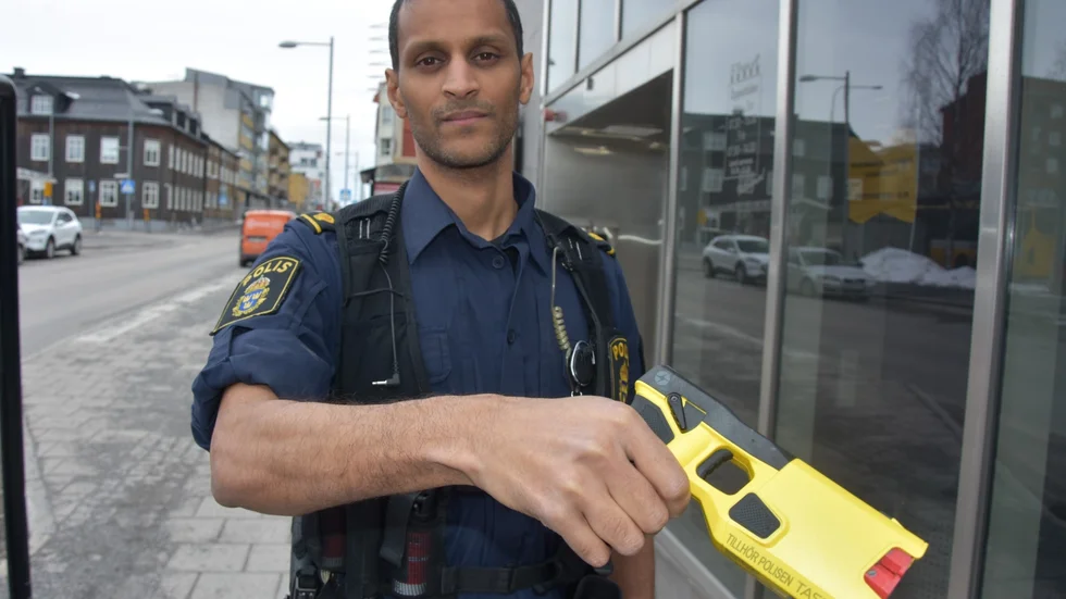 Polisen utrustar sig med ett nytt vapen. Elchockvapnet har en räckvidd på 7,5 meter, uppger polismannen Erik som leder den pågående utbildningsinsatsen inom landets nordligaste polisområde. 