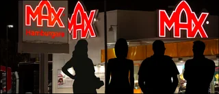 Män och kvinnor i fullt slagsmål utanför Max
