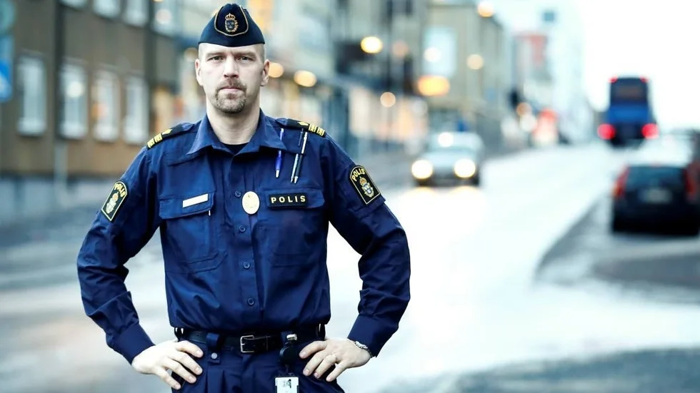 Polisen har med representanter i föreskriftsarbetet för att lyfta fram de delar de ser ute i verkligheten. Enligt Daniel Pettersson, chef för trafiksektionen i polisregion nord, ställer man sig positiv till en bättre reglering gällande hastighetsbegränsningen.(Arkivbild)