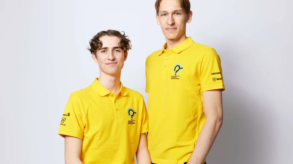 Gabriel Castell, sittandes till vänster, tillsammans med forskningspartnern Erik Österberg. Duon har tagit fram pH-känsliga sårförband som ändrar färg beroende på sårets pH-värde. 