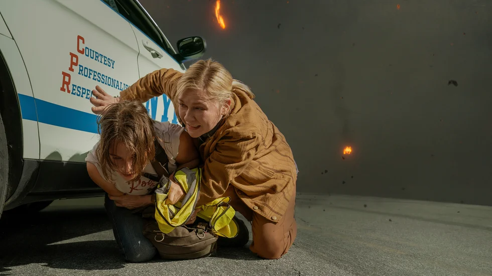 Cailee Spaeny och Kirsten Dunst spelar fotografer som dokumenterar kriget i "Civil War". 