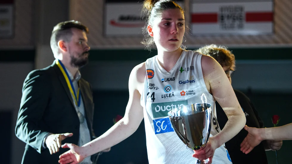 Josefin Vesterberg var helt knäckt efter finalförlusten och kunde inte förklara vad som låg bakom raet i den fjärde perioden.