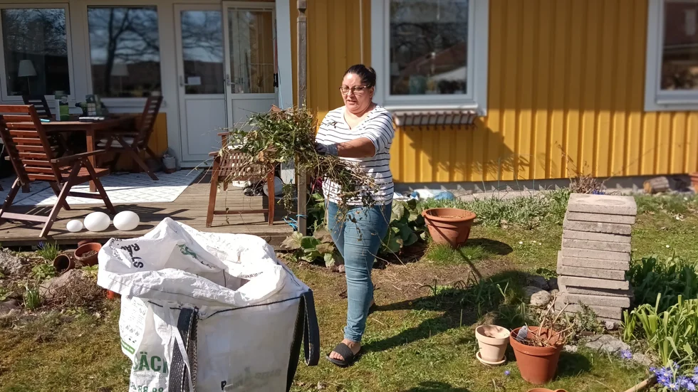 Det finns massor att röja upp, skruva ihop och plocka i ordning i trädgården. Ingrid Andersson tycker det kan vara terapeutiskt att greja i trädgården och önskar att det fanns mer tid till att vara där. 