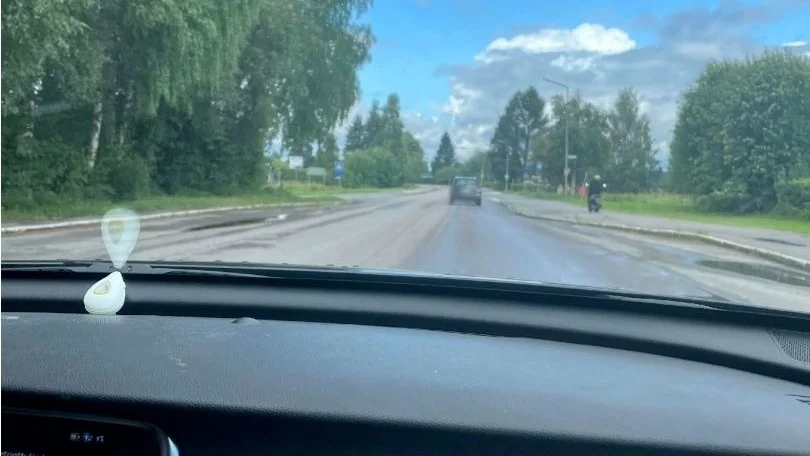 Till höger syns vattenpölen som bilföraren ska ha stänkt ner mopedisten i.