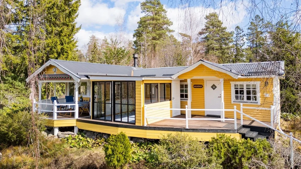 Ett vinterbonat sommarhus vid Ryssjön norr om Enköping lockade flest besökare på Hemnet i Enköping vecka 17. Enligt mäklaren en "prisvärd sommaridyll".