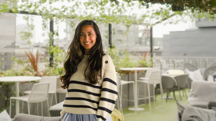 Rosanna: ”Jag förstår om tittarna inte hänger med”. De andra paren i Gift vid första ögonkastet blev kvar i Sverige på sina bröllopsresor och bodde nära varandra. Rosanna valde att boka en semestertripp med sina kompisar.