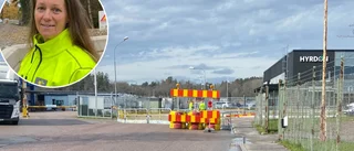 Därför leds trafiken i industriområdet om – grop mitt i korsning
