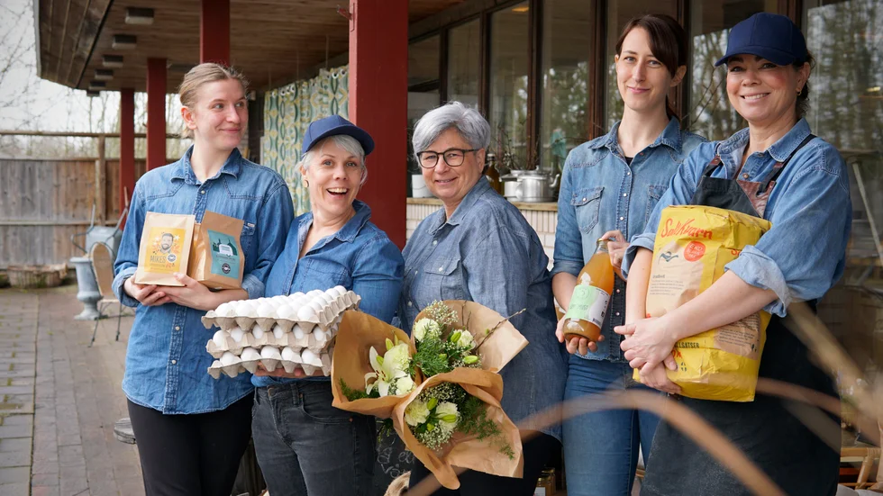På Oui! Albacken pågår förberedelserna för fullt inför matmarknaden den 4 maj. Siri Helenius, Erika Wessbo, Therese Andersson, Felicia Pattersson och Mia Gustafsson ser fram mot en dag i matens tecken.