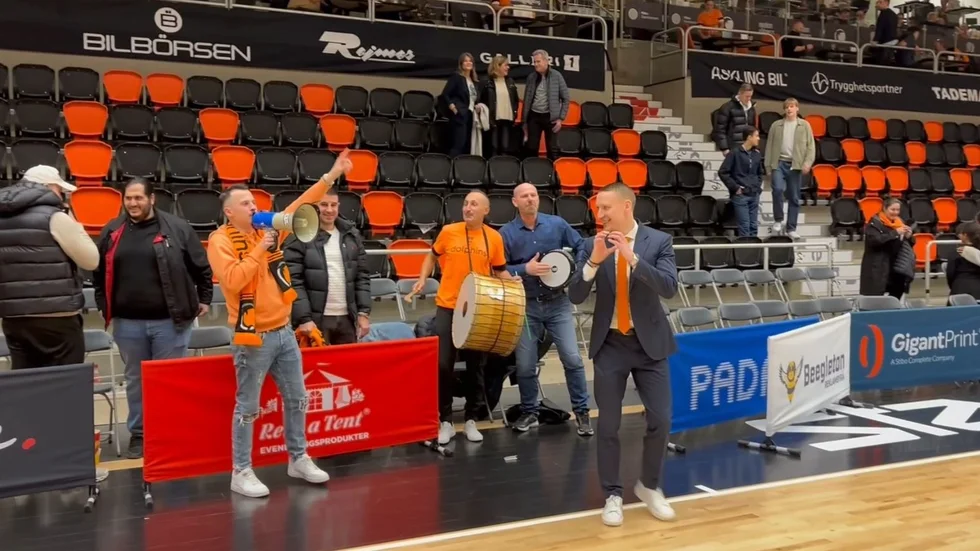 Mikko Riipinen med fansen efter semifinalsegern.