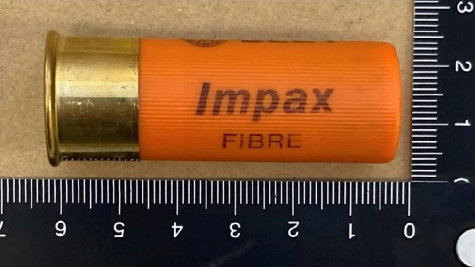 Polisen hittade ammunitionen i en väska i mannens hall. På bilden syns ammunition till ett hagelgevär, kaliber 12.